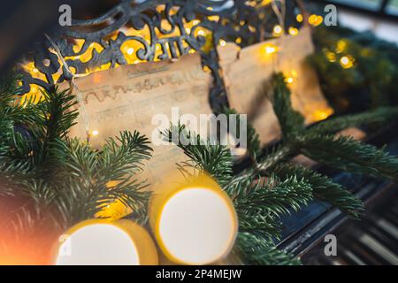 Décorations de Noël sur le piano, Noël et le concept du nouvel an. Photo de haute qualité Banque D'Images