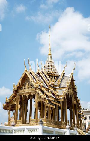 Phra Tinang Aporn Pavillon Phimok Prasat dans le Grand Palais de Bangkok. Le palais est la résidence officielle des Rois de Siam depuis 1782 Banque D'Images