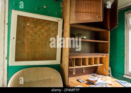 Chambres abandonnées dans une maison oubliée et délabrée. Banque D'Images