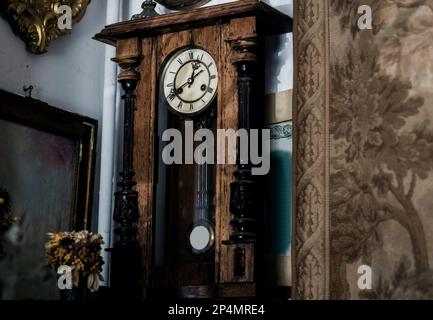 horloge de table vintage avec chiffres romains. ancienne horloge en bois vintage Banque D'Images