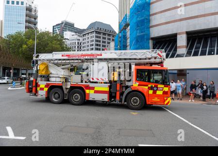 Incendie et urgence Nouvelle-Zélande, Service des incendies de Nouvelle-Zélande, camion d'incendie traversant Wellington, Nouvelle-Zélande. Mercedes Benz 2633 Thorndon 235 Banque D'Images