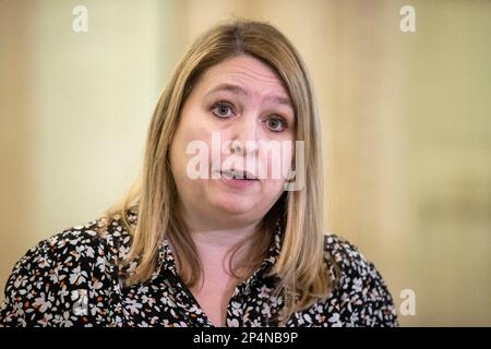 Co-présidente du BIPA et ancienne secrétaire d'État d'Irlande du Nord Karen Bradley, prenant la parole lors d'une conférence de presse lors d'une réunion plénière de l'Assemblée parlementaire britannique-irlandaise, à Stormont, pour marquer l'anniversaire de 25th de l'Accord du Vendredi Saint. Date de la photo: Lundi 6 mars 2023. Banque D'Images