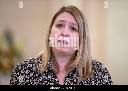 Co-présidente du BIPA et ancienne secrétaire d'État d'Irlande du Nord Karen Bradley, prenant la parole lors d'une conférence de presse lors d'une réunion plénière de l'Assemblée parlementaire britannique-irlandaise, à Stormont, pour marquer l'anniversaire de 25th de l'Accord du Vendredi Saint. Date de la photo: Lundi 6 mars 2023. Banque D'Images