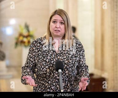 Co-présidente du BIPA et ancienne secrétaire d'État d'Irlande du Nord Karen Bradley, prenant la parole lors d'une conférence de presse lors d'une réunion plénière de l'Assemblée parlementaire britannique-irlandaise, à Stormont, pour marquer l'anniversaire de 25th de l'Accord du Vendredi Saint. Date de la photo: Lundi 6 mars 2023. Banque D'Images