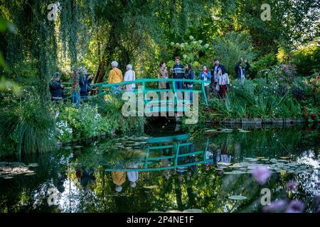 Personnes sur le célèbre petit pont dans les jardins de Monet Banque D'Images