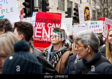 « Million Women Rise », marche annuelle contre la violence faite aux femmes, Londres, Royaume-Uni 04/03/2023 Banque D'Images