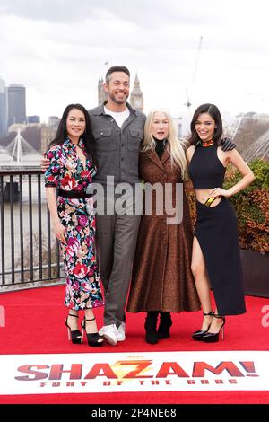 (De gauche à droite) Lucy Liu, Zachary Levi, Dame Helen Mirren et Rachel Zegler lors d'une séance photo pour Shazam! Fureur des Dieux, à IET London: Savoy place toit. Date de la photo: Lundi 6 mars 2023. Banque D'Images