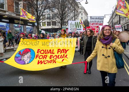 Bannière de l'Union socialiste des femmes « Egalité de rémunération pour un travail égal », « Million Women Rise », marche annuelle contre la violence à l'égard des femmes, Londres, Royaume-Uni 04/03/2023 Banque D'Images