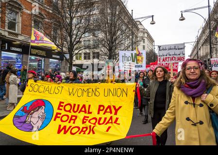 Bannière de l'Union socialiste des femmes « Egalité de rémunération pour un travail égal », « Million Women Rise », marche annuelle contre la violence à l'égard des femmes, Londres, Royaume-Uni 04/03/2023 Banque D'Images