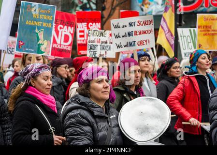 « Million Women Rise », marche annuelle contre la violence faite aux femmes, Londres, Royaume-Uni 04/03/2023 Banque D'Images