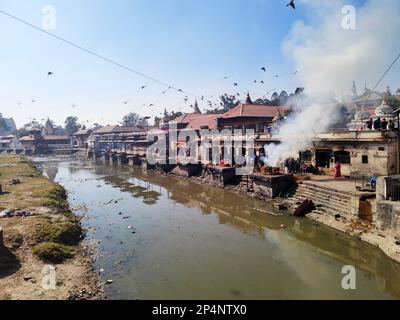 1 décembre 2022, Katmandou, Népal, le rituel hindou de la crémation dans le temple de Pashupatinath. Banque D'Images