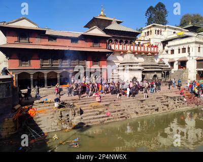 1 décembre 2022, Katmandou, Népal, le rituel hindou de la crémation dans le temple de Pashupatinath. Banque D'Images