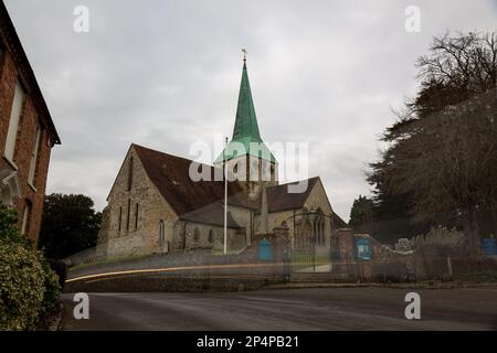 Eglise de St Mary et St Gabriel dans South Harting. Flou de mouvement du véhicule en mouvement rapide à travers le village. Montre les dangers de la vitesse. Banque D'Images