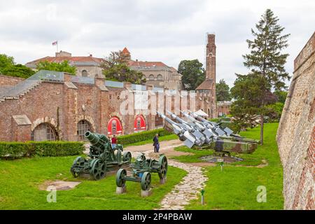 Belgrade, Serbie - 24 mai 2019 : anciens canons, chars et missiles démilitarisés au parc de Kalemegdan, devant l'entrée du Musée militaire de BE Banque D'Images