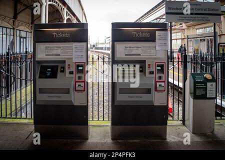 Windsor, Berkshire, Royaume-Uni. 6th mars 2023. Distributeurs de billets à la gare centrale de Windsor dans le Berkshire. À partir d'aujourd'hui, les tarifs ferroviaires ont augmenté de 5,9 % en Angleterre et au pays de Galles. C'est la plus forte augmentation de prix depuis 2012. Crédit : Maureen McLean/Alay Live News Banque D'Images