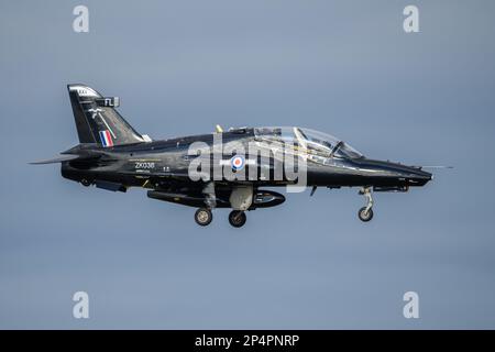 Vallée de la RAF, Holyhead, pays de Galles sur 2 mars 2023. Atterrissage en jet d'entraînement Royal Air Force Hawk Banque D'Images