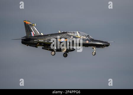 Vallée de la RAF, Holyhead, pays de Galles sur 2 mars 2023. Atterrissage en jet d'entraînement Royal Air Force Hawk Banque D'Images