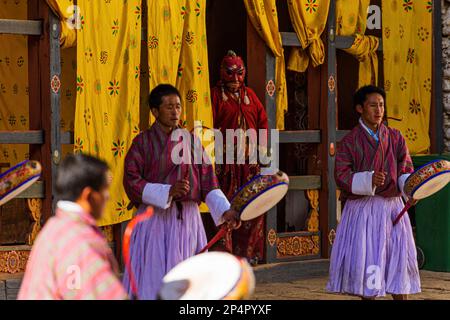 TRONGSA, BHOUTAN - 6 JANVIER 2017 : Jokster regardant des moines répéter la danse des démons dans le Seigneur de la mort au festival Tsechu dans le Trondsa Dzong Banque D'Images