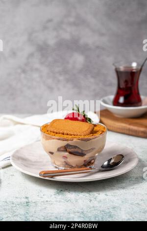 Pudding maison aux fraises. Dessert aux biscuits et aux fraises. Dessert au magnolia turc dans un bol en verre Banque D'Images