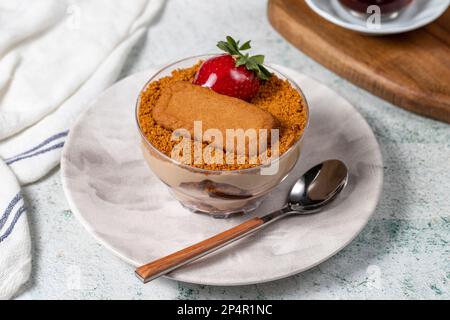 Pudding maison aux fraises. Dessert aux biscuits et aux fraises. Dessert au magnolia turc dans un bol en verre Banque D'Images