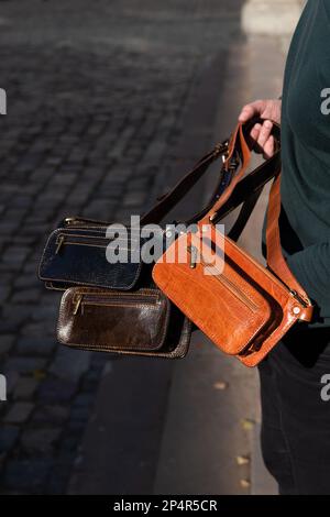 Trois sacs de ceinture de sécurité en cuir noir pour hommes Banque D'Images