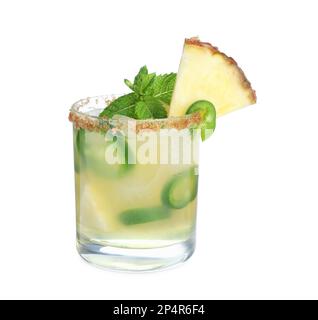 Cocktail épicé d'ananas avec jalapeno et menthe isolée sur blanc Banque D'Images