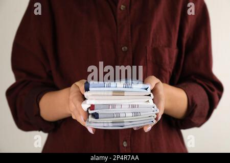 Femme tenant plusieurs mouchoirs différents dans les mains, gros plan Banque D'Images