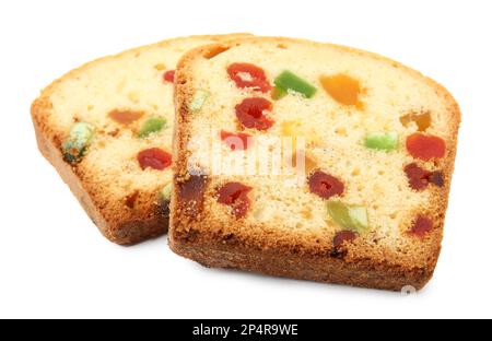 Tranches de délicieux gâteau aux fruits confits sur fond blanc Banque D'Images