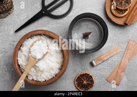 Composition Flat Lay avec ingrédients pour bougies maison sur fond gris Banque D'Images