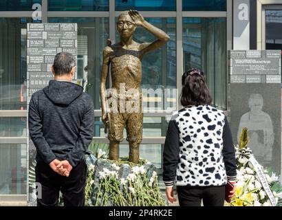 Séoul, Corée du Sud. 06th mars 2023. Les gens regardent une statue symbolisant les travailleurs coréens forcés en temps de guerre au Japon. Le gouvernement sud-coréen a officiellement proposé de dédommager plus d'une douzaine de victimes du travail forcé japonais en temps de guerre par le biais d'une fondation publique soutenue par Séoul, au lieu d'un paiement direct de la part d'entreprises japonaises responsables. Crédit : SOPA Images Limited/Alamy Live News Banque D'Images