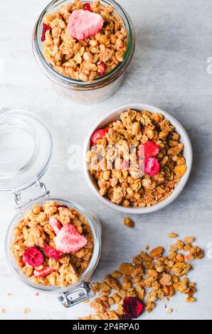 Granola aux baies séchées sur fond clair, petit déjeuner sain Banque D'Images