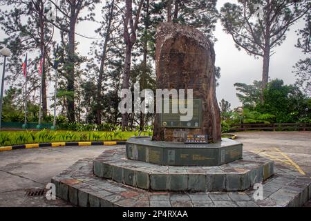 Parc national de Kinabalu, Sabah, Malaisie - 21 février 2023: Monument célébrant le parc national de Kinabalu atteindre le site du patrimoine mondial TAG de l'UNESCO Banque D'Images