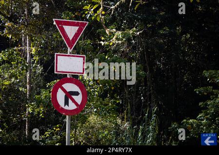 Signalisation routière indiquant qu'aucun virage à droite n'est autorisé et pour céder à la circulation entrante. Banque D'Images
