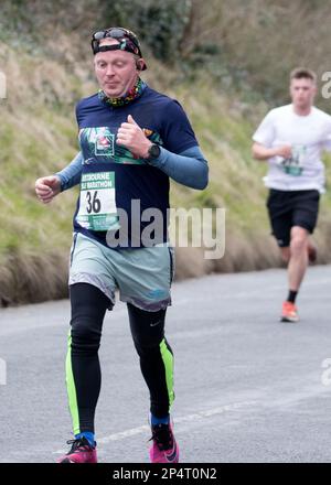 Eastbourne, Royaume-Uni. 5th mars 2023. Les coureurs franchissant le point de 4 miles au semi-marathon d'Eastbourne. Credit: Newspics UK South/Alay Live News Banque D'Images