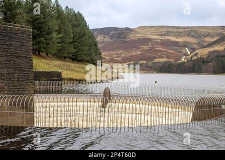 Réservoir Dovestone dans Peak District avec cage de protection de fil de trop-plein à Saddleworth Moor dans le Grand Manchester, Angleterre. Banque D'Images
