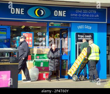 Glasgow, Écosse, Royaume-Uni 6th mars 2023. Météo au Royaume-Uni : le soleil de départ a vu les habitants plus heureux que les rues remplies dans le temps de printemps avant le retour prévu de l'hiver, One O One Off License - Cambridge Street stocks pour le temps ensoleillé. Crédit Gerard Ferry/Alay Live News Banque D'Images