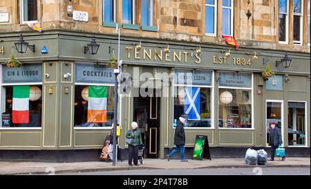 Glasgow, Écosse, Royaume-Uni 6th mars 2023. Météo au Royaume-Uni : le soleil de départ a vu les habitants plus heureux que les rues remplies dans le temps de printemps avant le retour prévu de l'hiver. Tennents Corner sur byres Road. Crédit Gerard Ferry/Alay Live News Banque D'Images