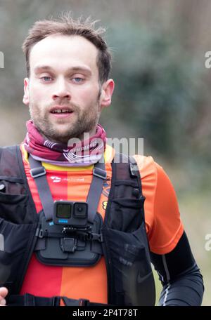 Eastbourne, Royaume-Uni. 5th mars 2023. Les coureurs franchissant le point de 4 miles au semi-marathon d'Eastbourne. Credit: Newspics UK South/Alay Live News Banque D'Images