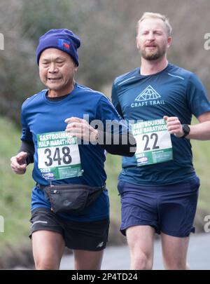 Eastbourne, Royaume-Uni. 5th mars 2023. Les coureurs franchissant le point de 4 miles au semi-marathon d'Eastbourne. Credit: Newspics UK South/Alay Live News Banque D'Images