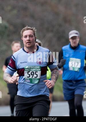 Eastbourne, Royaume-Uni. 5th mars 2023. Les coureurs franchissant le point de 4 miles au semi-marathon d'Eastbourne. Credit: Newspics UK South/Alay Live News Banque D'Images