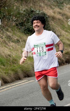 Eastbourne, Royaume-Uni. 5th mars 2023. Les coureurs franchissant le point de 4 miles au semi-marathon d'Eastbourne. Credit: Newspics UK South/Alay Live News Banque D'Images