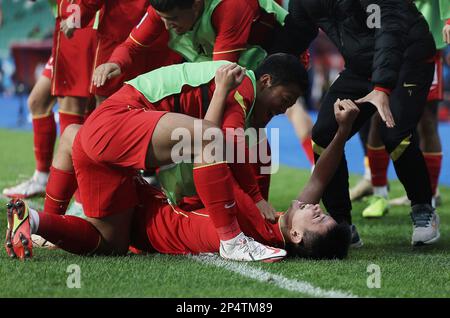 Tachkent, Ouzbékistan. 6th mars 2023. Xu Bin (en bas) de Chine fête ses scores avec ses coéquipiers lors du match du Groupe D entre la Chine et l'Arabie Saoudite de la coupe asiatique U20 de l'AFC à Tachkent, Ouzbékistan, 6 mars 2023. Credit: Che Zhouyong/Xinhua/Alay Live News Banque D'Images