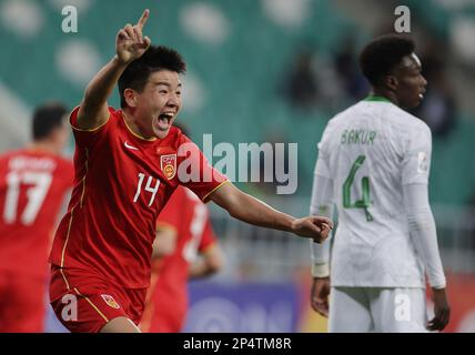 Tachkent, Ouzbékistan. 6th mars 2023. Xu Bin (L, avant) de Chine célèbre les scores de la coupe d'Asie AFC U20 du groupe D, à Tachkent, en Ouzbékistan, au 6 mars 2023. Credit: Che Zhouyong/Xinhua/Alay Live News Banque D'Images