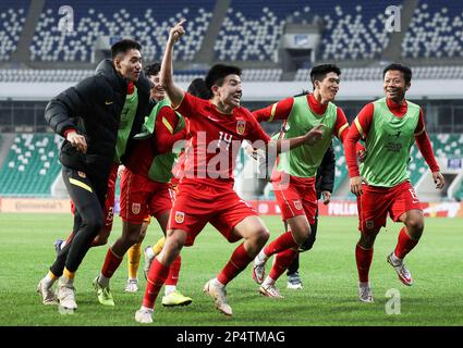 Tachkent, Ouzbékistan. 6th mars 2023. Xu Bin (devant) de Chine fête ses scores avec ses coéquipiers lors du match du Groupe D entre la Chine et l'Arabie Saoudite de la coupe asiatique U20 de l'AFC à Tachkent, Ouzbékistan, 6 mars 2023. Credit: Che Zhouyong/Xinhua/Alay Live News Banque D'Images