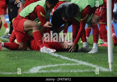 Tachkent, Ouzbékistan. 6th mars 2023. Xu Bin (en bas) de Chine fête ses scores avec ses coéquipiers lors du match du Groupe D entre la Chine et l'Arabie Saoudite de la coupe asiatique U20 de l'AFC à Tachkent, Ouzbékistan, 6 mars 2023. Credit: Che Zhouyong/Xinhua/Alay Live News Banque D'Images