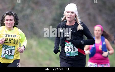 Eastbourne, Royaume-Uni. 5th mars 2023. Les coureurs franchissant le point de 4 miles au semi-marathon d'Eastbourne. Credit: Newspics UK South/Alay Live News Banque D'Images