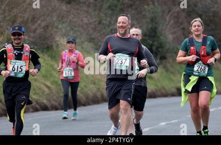 Eastbourne, Royaume-Uni. 5th mars 2023. Les coureurs franchissant le point de 4 miles au semi-marathon d'Eastbourne. Credit: Newspics UK South/Alay Live News Banque D'Images