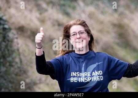 Eastbourne, Royaume-Uni. 5th mars 2023. Les coureurs franchissant le point de 4 miles au semi-marathon d'Eastbourne. Credit: Newspics UK South/Alay Live News Banque D'Images