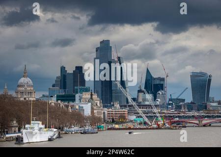 Londres, Royaume-Uni. 6 mars 2023. Météo au Royaume-Uni – les cieux gris s'accumulent au-dessus des gratte-ciels de la City de Londres, devant un déluge. Le bureau du met a émis des avertissements de neige et de glace pour la majeure partie du pays et les températures devraient baisser dans les prochains jours. Credit: Stephen Chung / Alamy Live News Banque D'Images