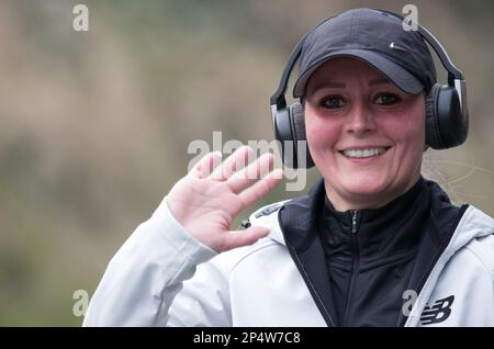 Eastbourne, Royaume-Uni. 5th mars 2023. Les coureurs franchissant le point de 4 miles au semi-marathon d'Eastbourne. Credit: Newspics UK South/Alay Live News Banque D'Images